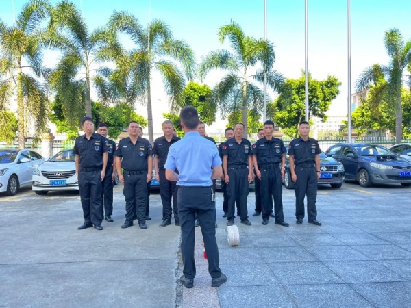 謝子龍影像藝術(shù)館幫游客拍照的保安，“出圈”了