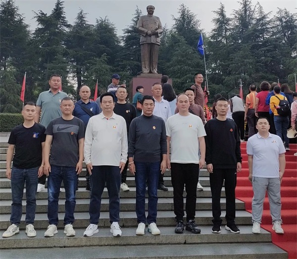 韶山紅色研修之旅_廣東威遠(yuǎn)保安向領(lǐng)袖毛澤東同志銅像敬獻(xiàn)花籃