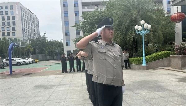 滕王閣保安“陪曬”走紅，真誠比套路管用