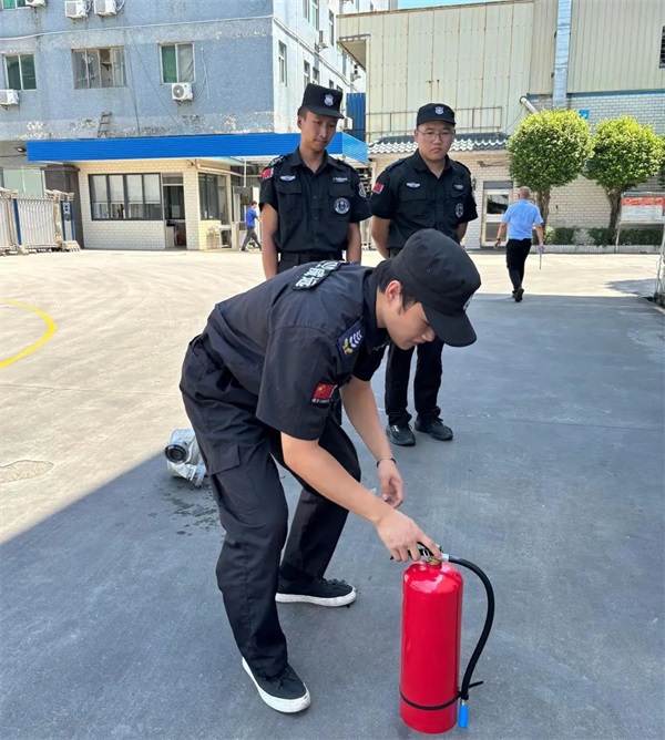 住戶家廚房滾滾濃煙，巡邏保安徒手爬樓破窗滅火