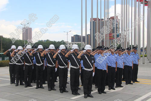 保安服務(wù)公司威遠驚呆了保安拉警戒線護雪？