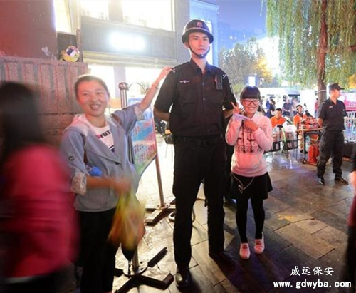 2米1高端安保公司威遠(yuǎn)保安曾是籃球運(yùn)動(dòng)員 獲稱(chēng)“姚明版保安”