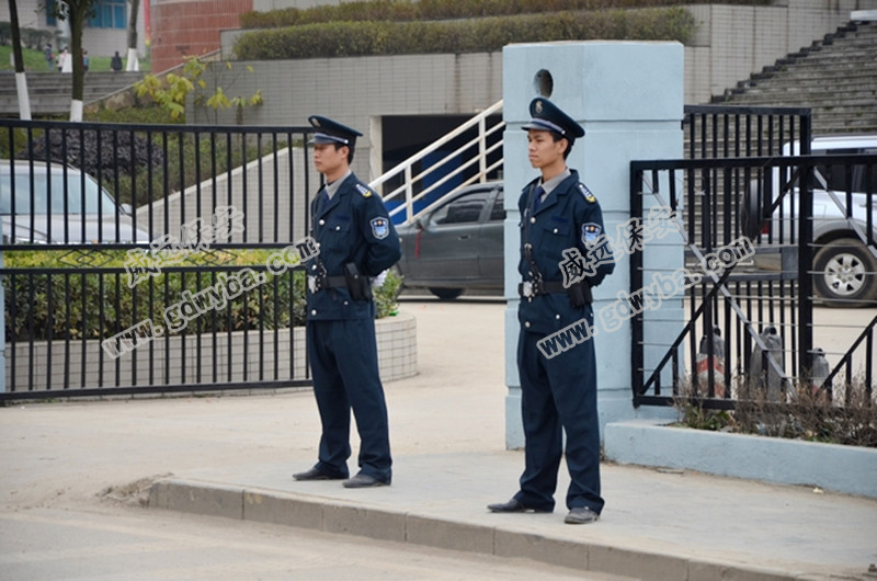 廣州開(kāi)發(fā)區(qū)保安夜巡抓了只大鳥(niǎo)，腳上套著老鼠夾