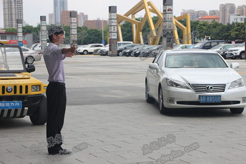 廣州物業(yè)保安公司新聞：該怎樣避免“開車門”事故？