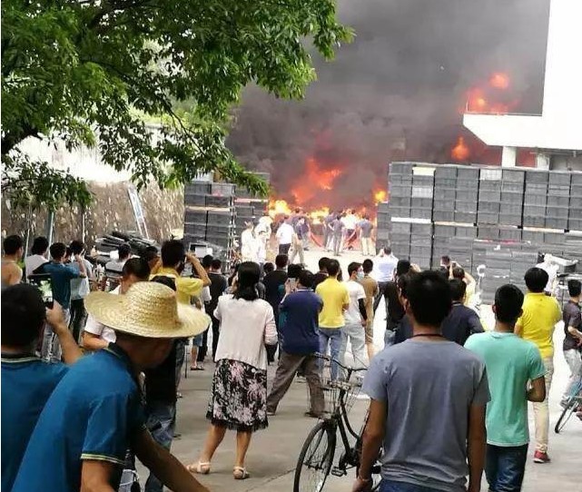 突發(fā)！東莞工廠發(fā)生大火！ 20輛消防車開赴現(xiàn)場！