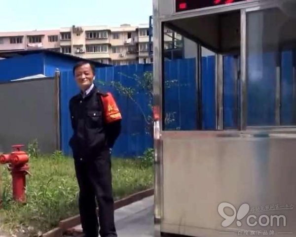 馬云當執(zhí)勤保安了？又一個“馬云”誕生，看呆了路人！