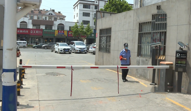 電動(dòng)車被保安扣住，女子質(zhì)疑保安盜竊，物業(yè)：撞起落桿跑了