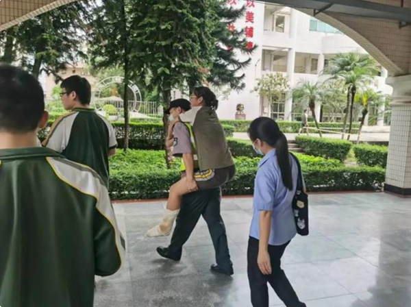 暖心高考：女生左腳骨折，保安背送考場