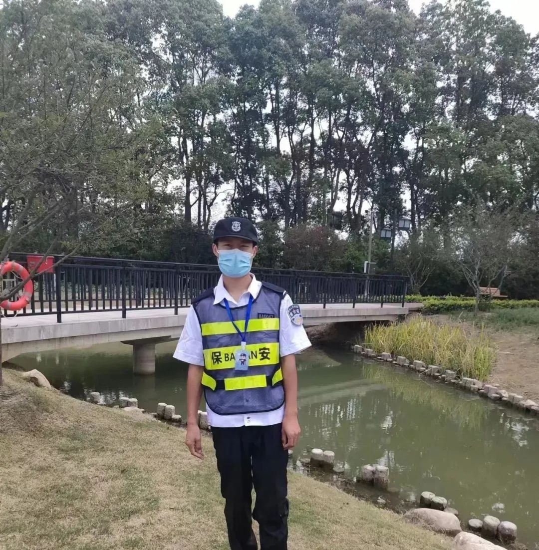 14歲女孩不慎落水，這名保安循聲趕來跳下水