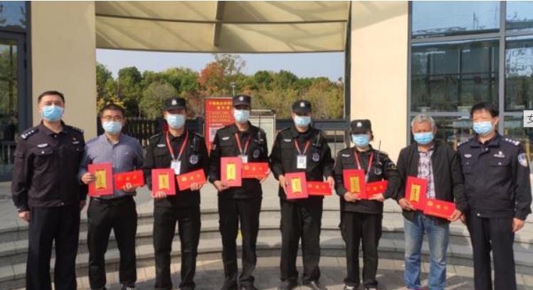 女子不慎失足落水，公園保安跳水營(yíng)救獲表彰