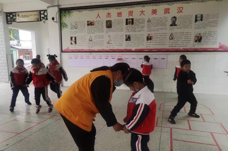 小學(xué)德育有新招，保潔保安成“導(dǎo)師”