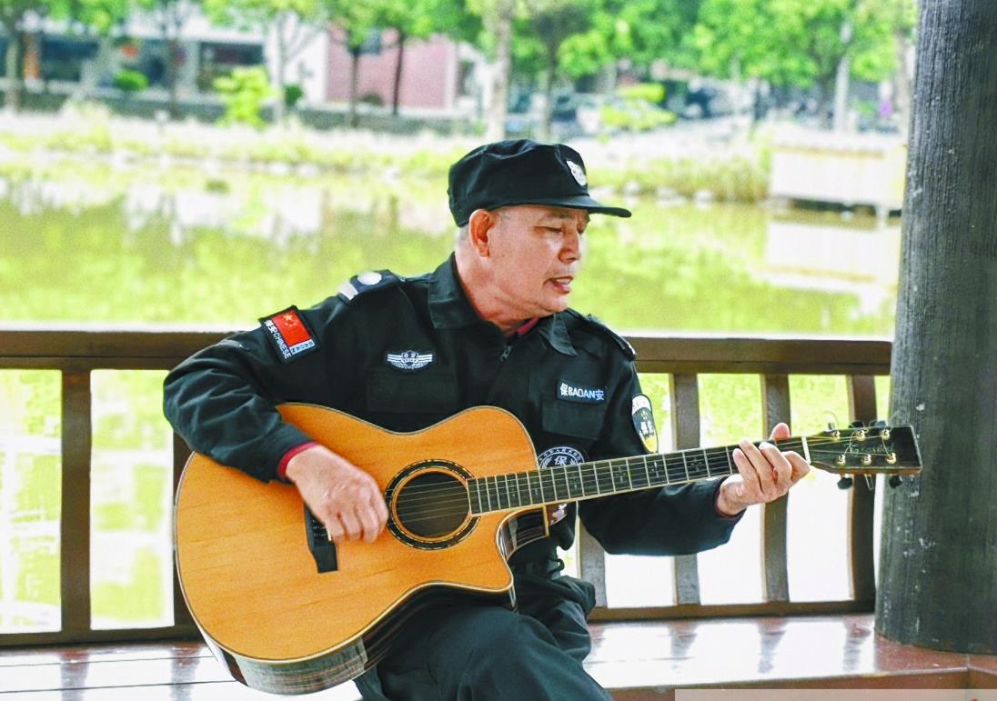 廣西一高校的保安大叔火了，“一彈成名”沖上熱搜