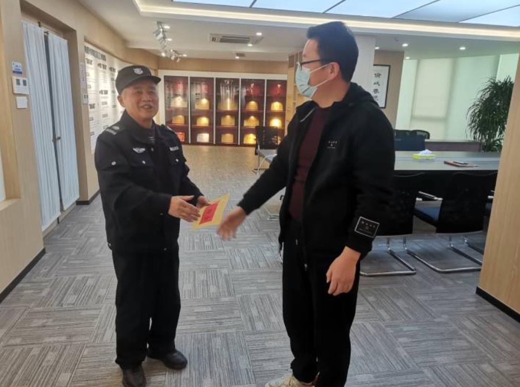 挺身而出，小區(qū)保安化身救火勇士