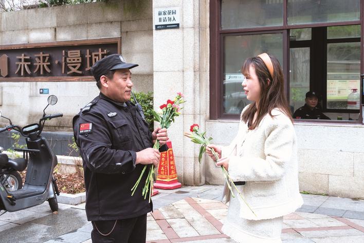 24歲保安救了38歲富婆一命，從此走上人生巔峰