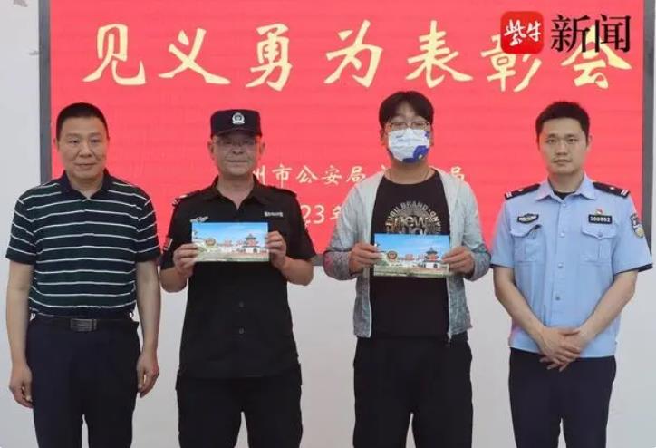 小區(qū)門口店鋪起火，保安隊(duì)長(zhǎng)和隔壁老板攜手救火