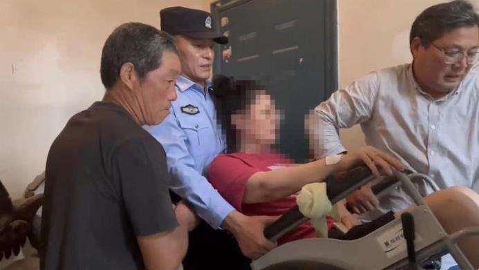 女子出院回家，民警和保安連人帶輪椅抬上樓
