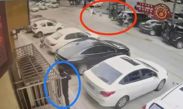 聊城街頭上演驚險一幕！銀行保安緊追不舍，勇斗劫匪……