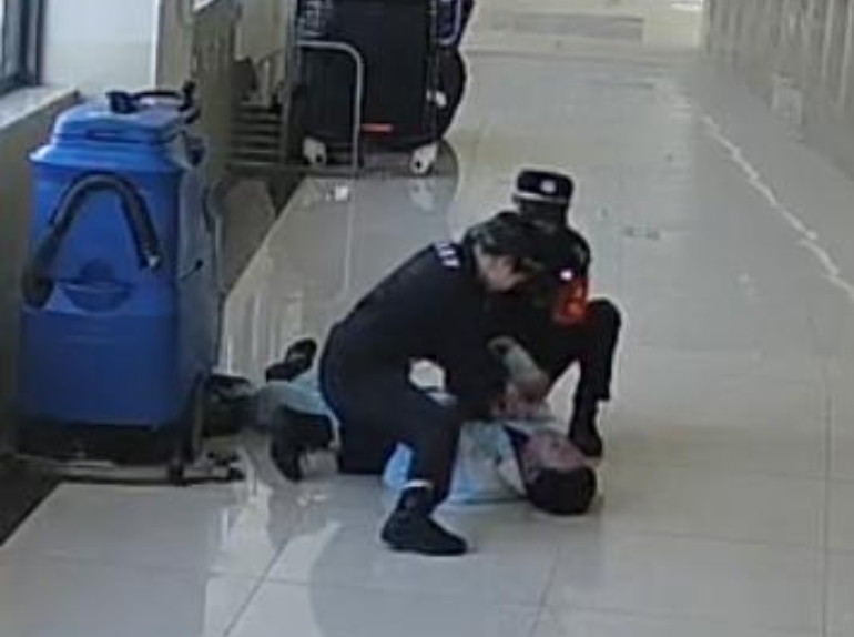 男子突發(fā)心梗，保安“教科書式”急救！5分鐘救了一命