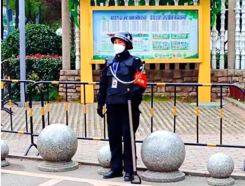 保安大姐上班護(hù)學(xué)站崗，下班穿著旗袍去“追夢”