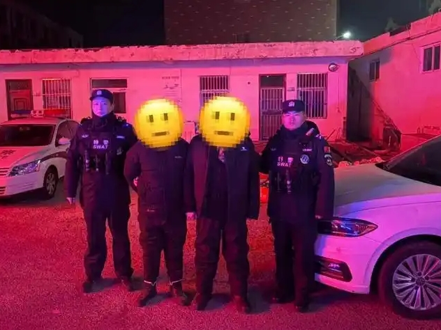 倆頭盔男潛入小區(qū)？保安：關(guān)門！外賣員：跟上！民警：拿下！